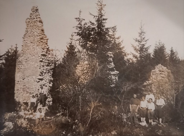 V ruinách kartuziánskeho kláštora v máji 1930